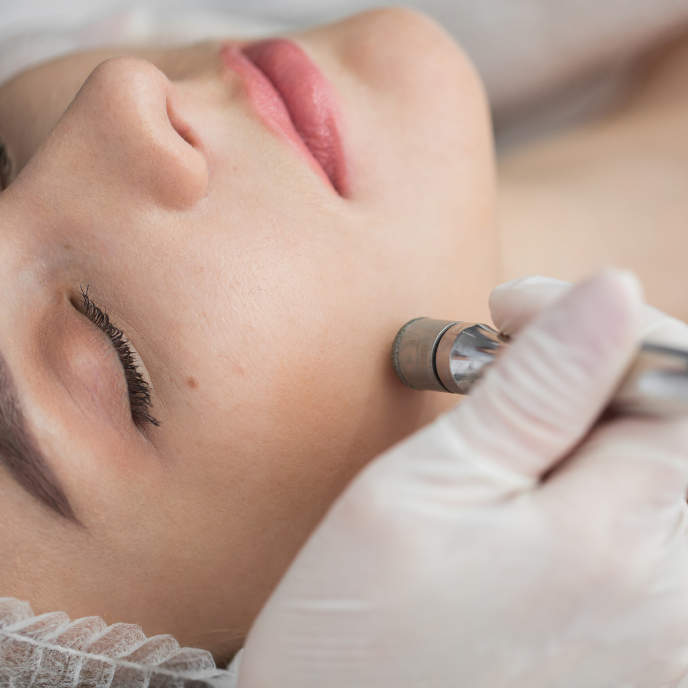 mujer recibiendo limpieza facial 